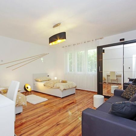Split Symphony Veranda: Modern, New Apartment Exterior foto