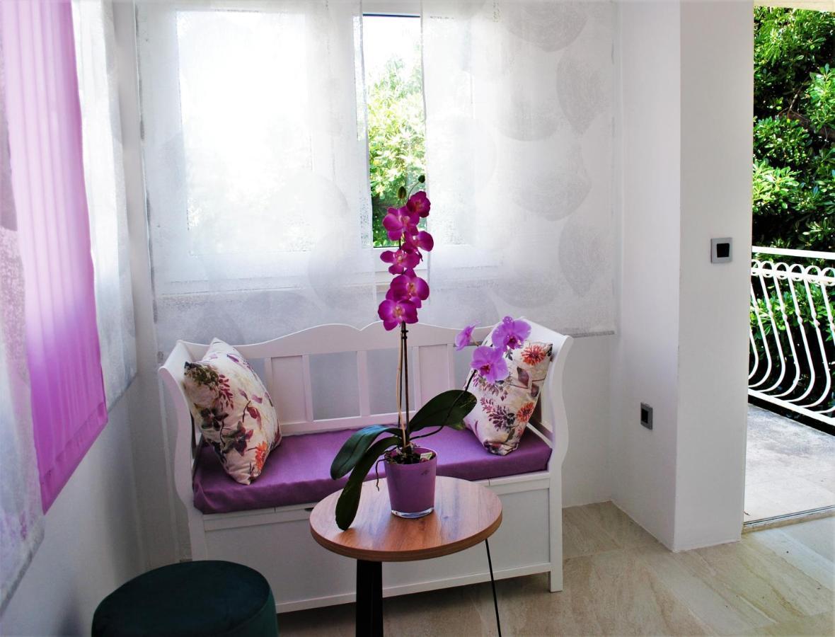 Split Symphony Veranda: Modern, New Apartment Exterior foto