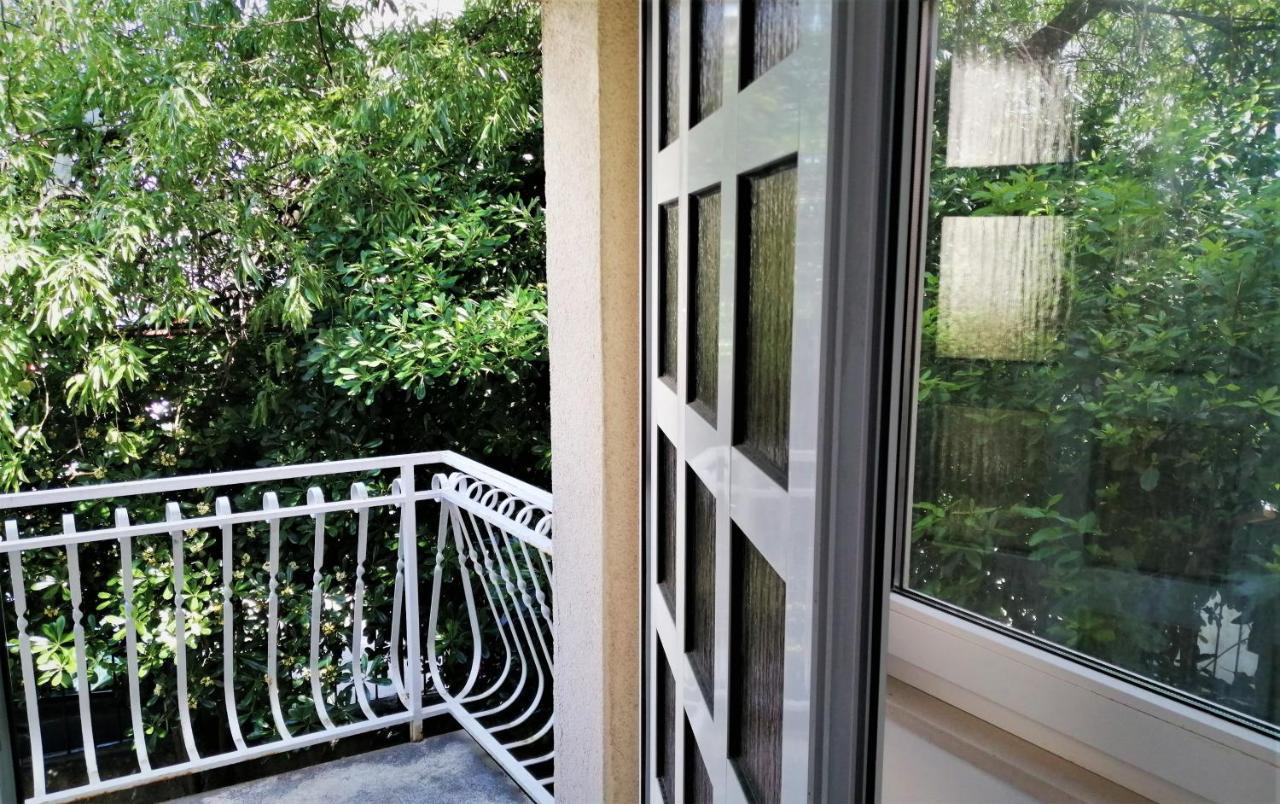 Split Symphony Veranda: Modern, New Apartment Exterior foto