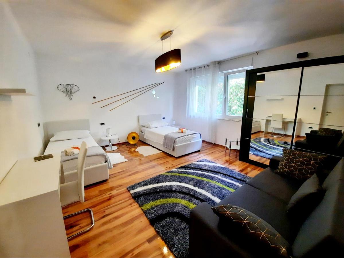 Split Symphony Veranda: Modern, New Apartment Exterior foto