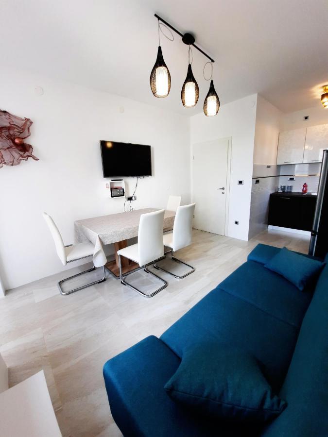 Split Symphony Veranda: Modern, New Apartment Exterior foto