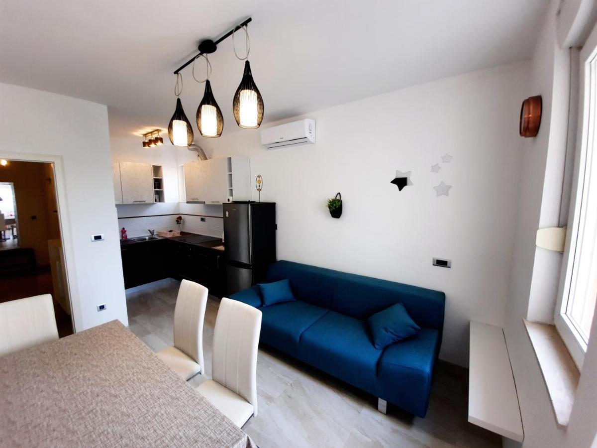 Split Symphony Veranda: Modern, New Apartment Exterior foto