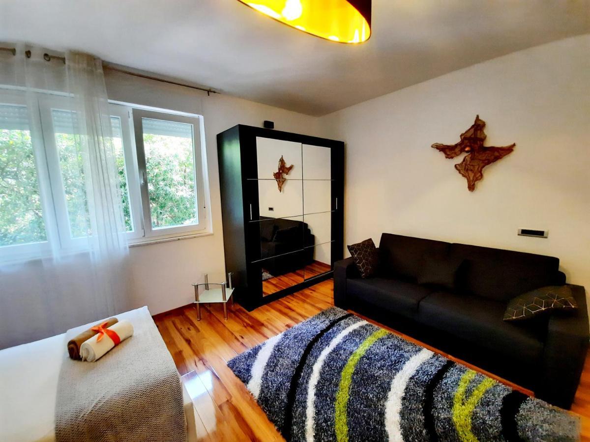 Split Symphony Veranda: Modern, New Apartment Exterior foto