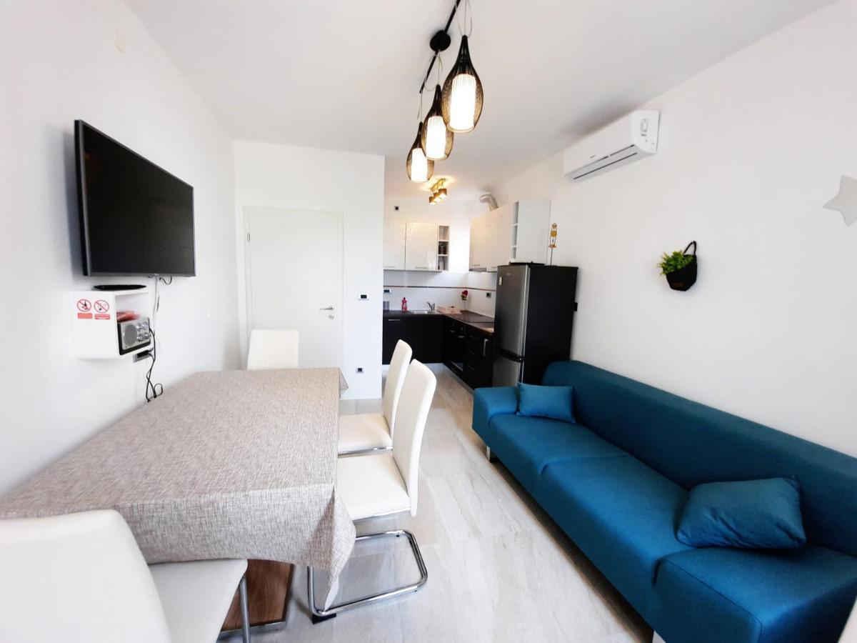 Split Symphony Veranda: Modern, New Apartment Exterior foto