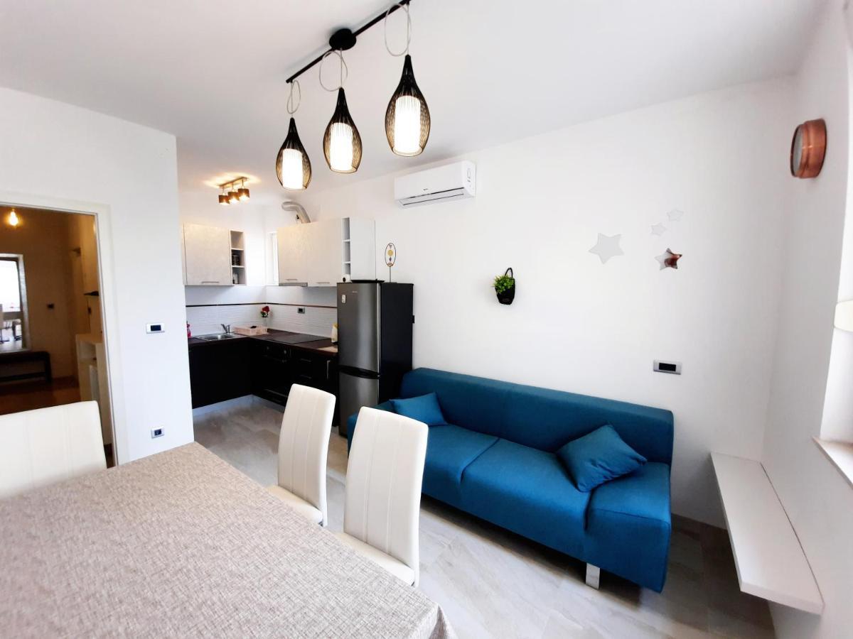 Split Symphony Veranda: Modern, New Apartment Exterior foto