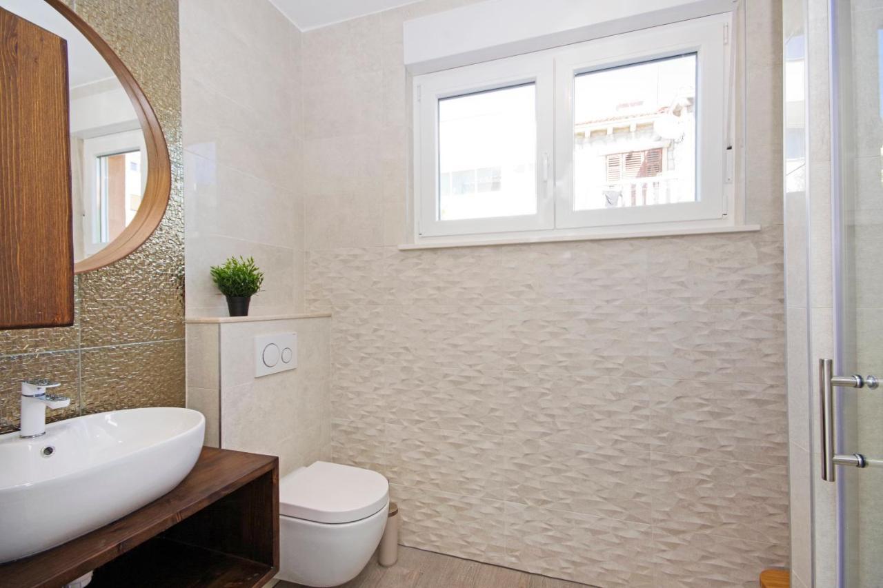 Split Symphony Veranda: Modern, New Apartment Exterior foto