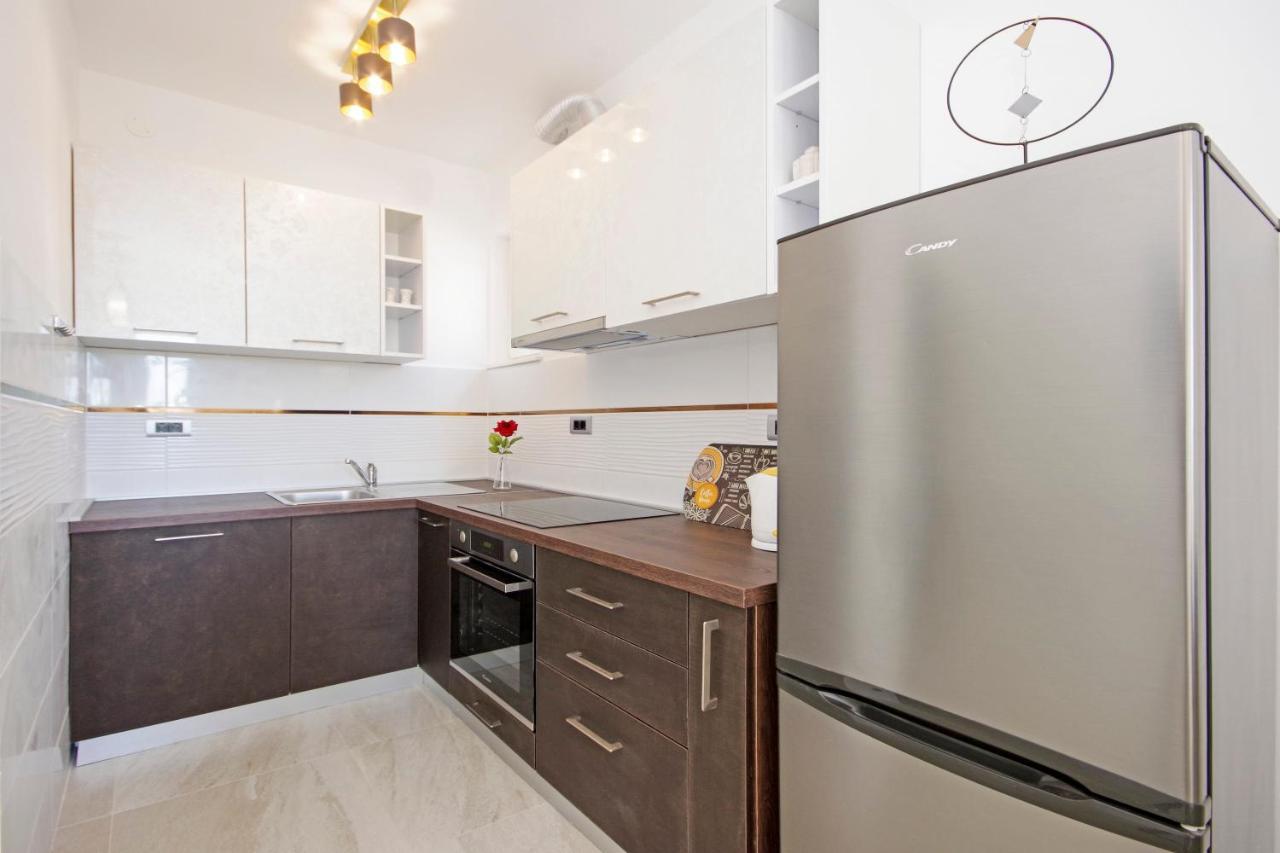 Split Symphony Veranda: Modern, New Apartment Exterior foto