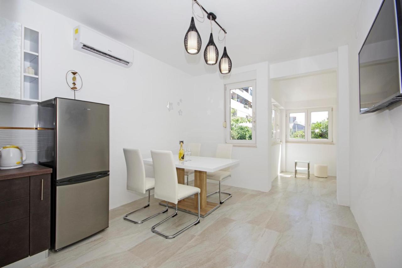 Split Symphony Veranda: Modern, New Apartment Exterior foto