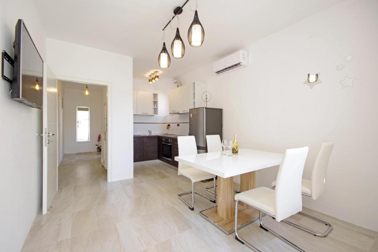 Split Symphony Veranda: Modern, New Apartment Exterior foto