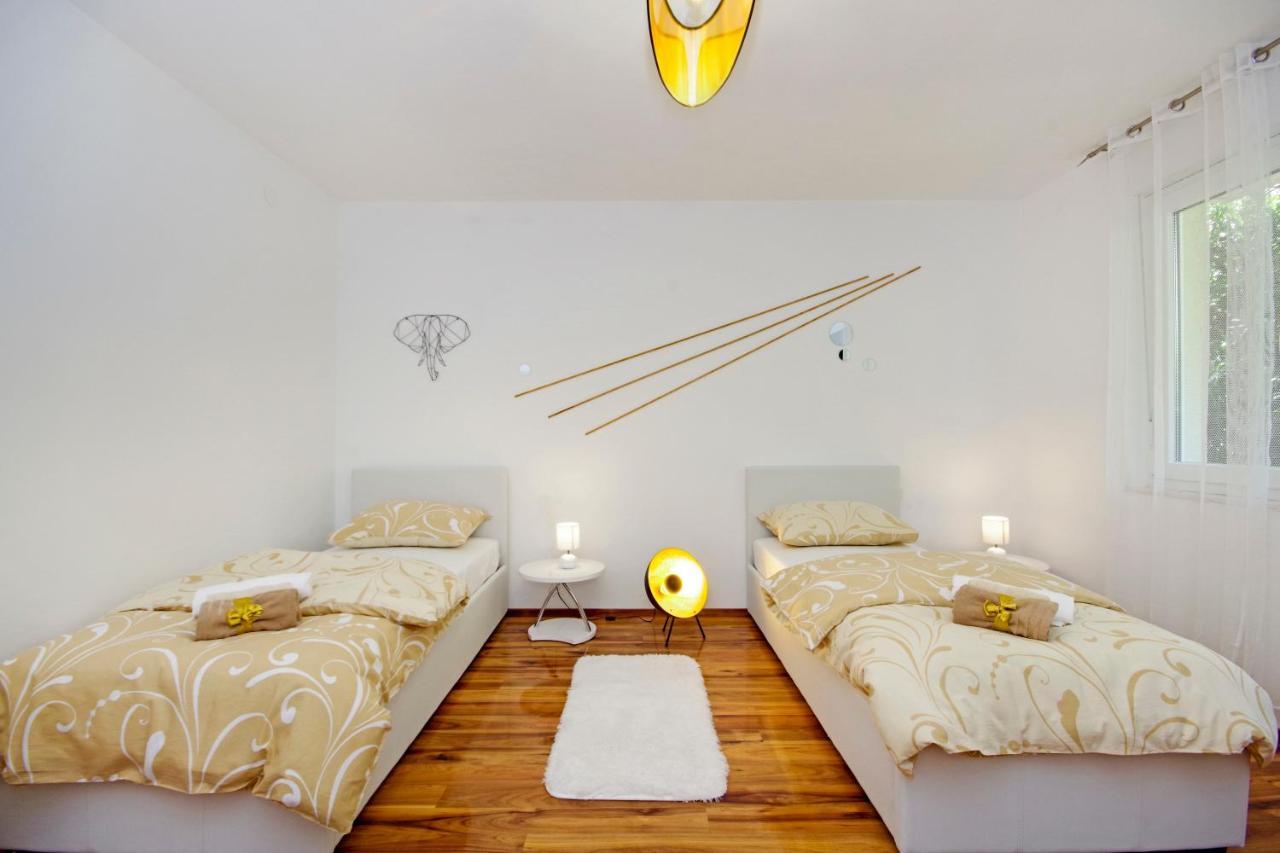 Split Symphony Veranda: Modern, New Apartment Exterior foto