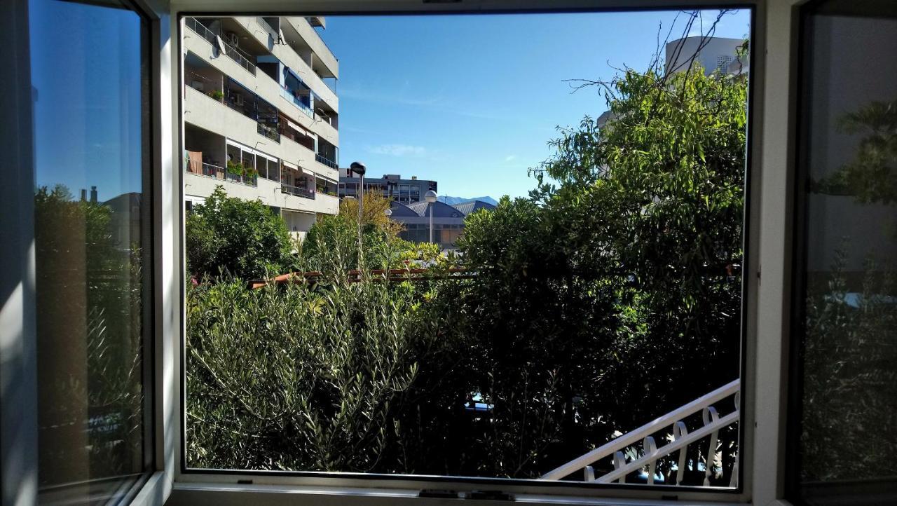 Split Symphony Veranda: Modern, New Apartment Exterior foto